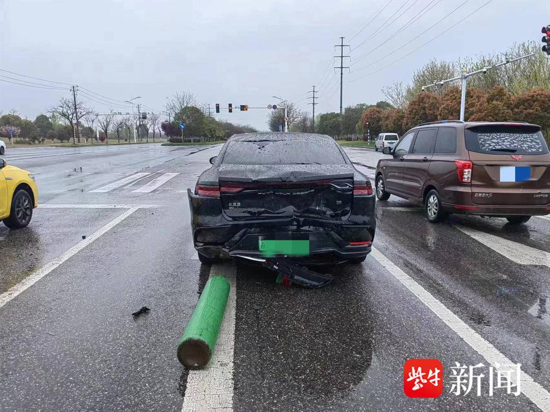 面包车追尾车头损毁严重,车内钢瓶成"炮弹"穿透挡风玻璃