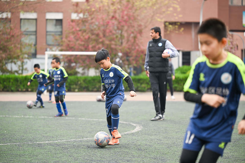校园选拔 梯队训练——足球“洋教练”基层寻才助青训