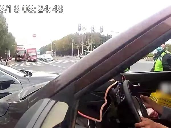 事发上海街头！一男子驾车逆行，被民警拦阻后竟然……