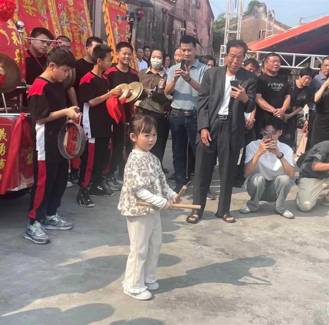 又猛又萌！和英歌队对跳“战舞”的5岁女娃是她！