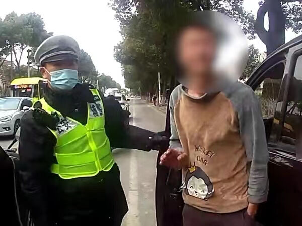 事发上海街头！一男子驾车逆行，被民警拦阻后竟然……
