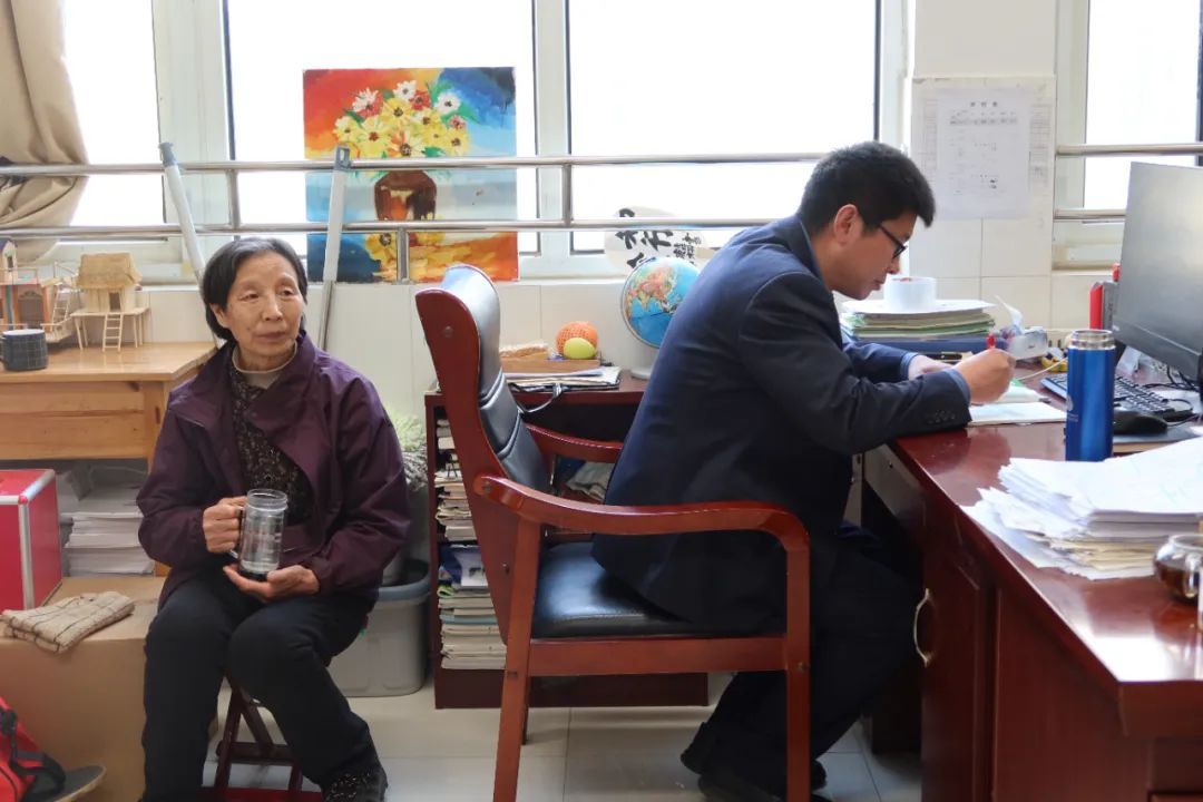 中学老师带“失智母亲”去课堂，网友：身教胜于言传！