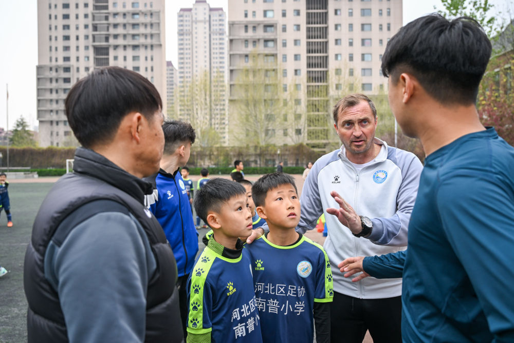 校园选拔 梯队训练——足球“洋教练”基层寻才助青训
