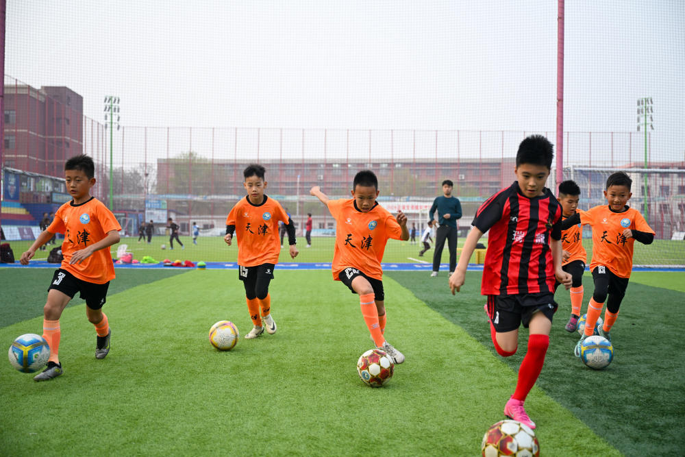 校园选拔 梯队训练——足球“洋教练”基层寻才助青训