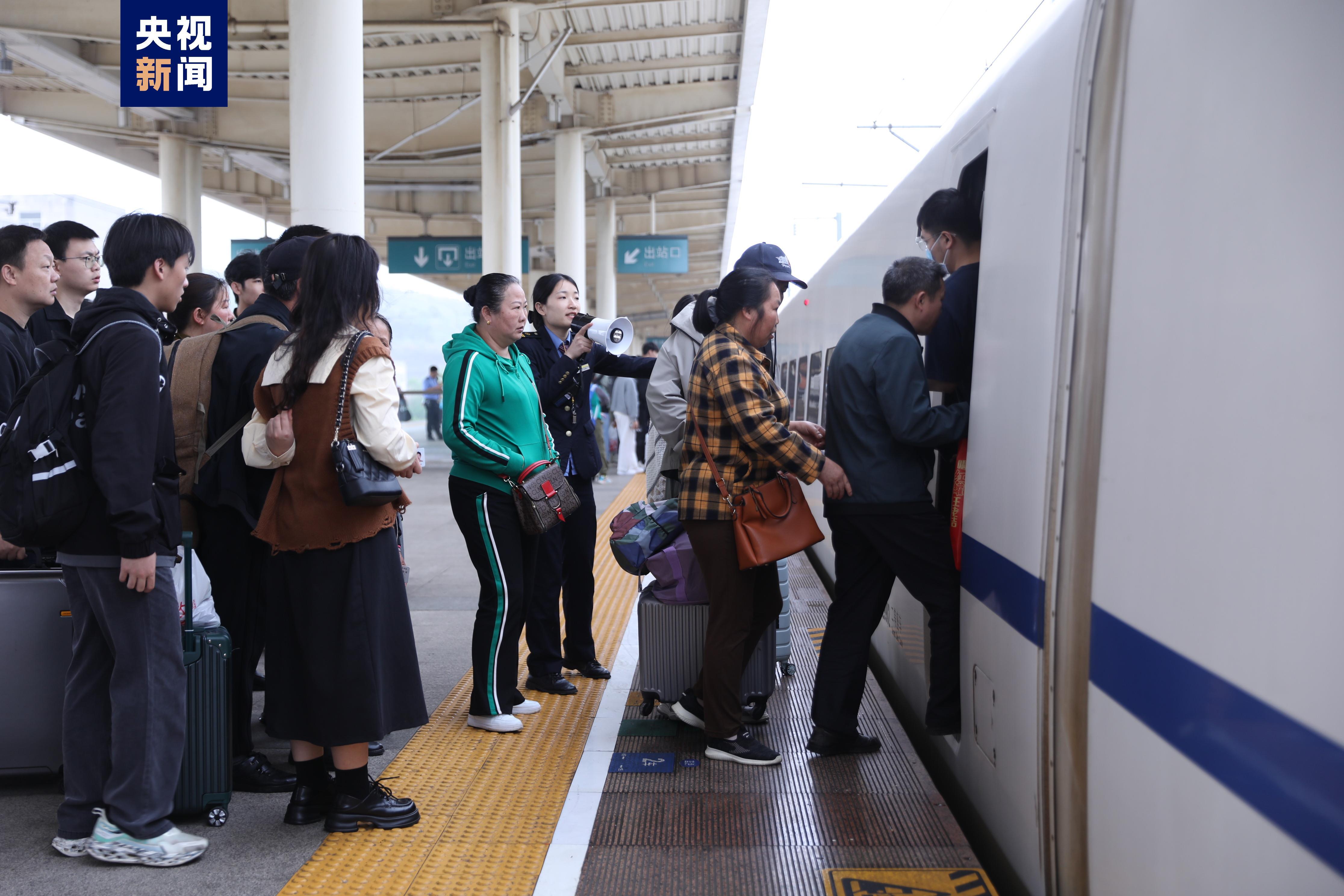 “广西三月三”假期首日国铁南宁局发送旅客81.1万人次 “广西三月三”假期首日国铁南宁局发送旅客81.1万人次