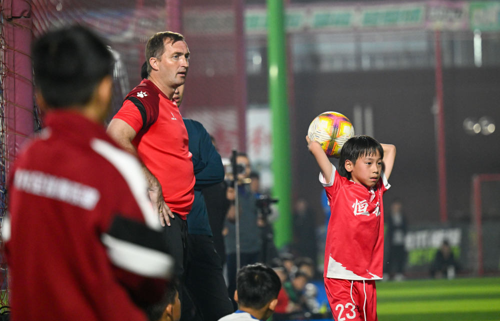 校园选拔 梯队训练——足球“洋教练”基层寻才助青训