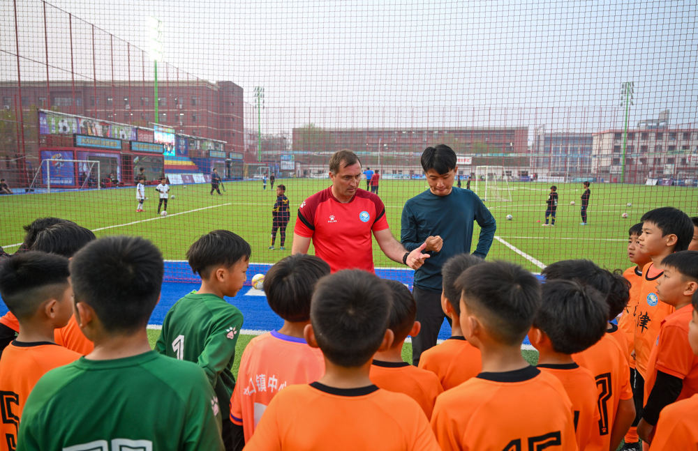 校园选拔 梯队训练——足球“洋教练”基层寻才助青训