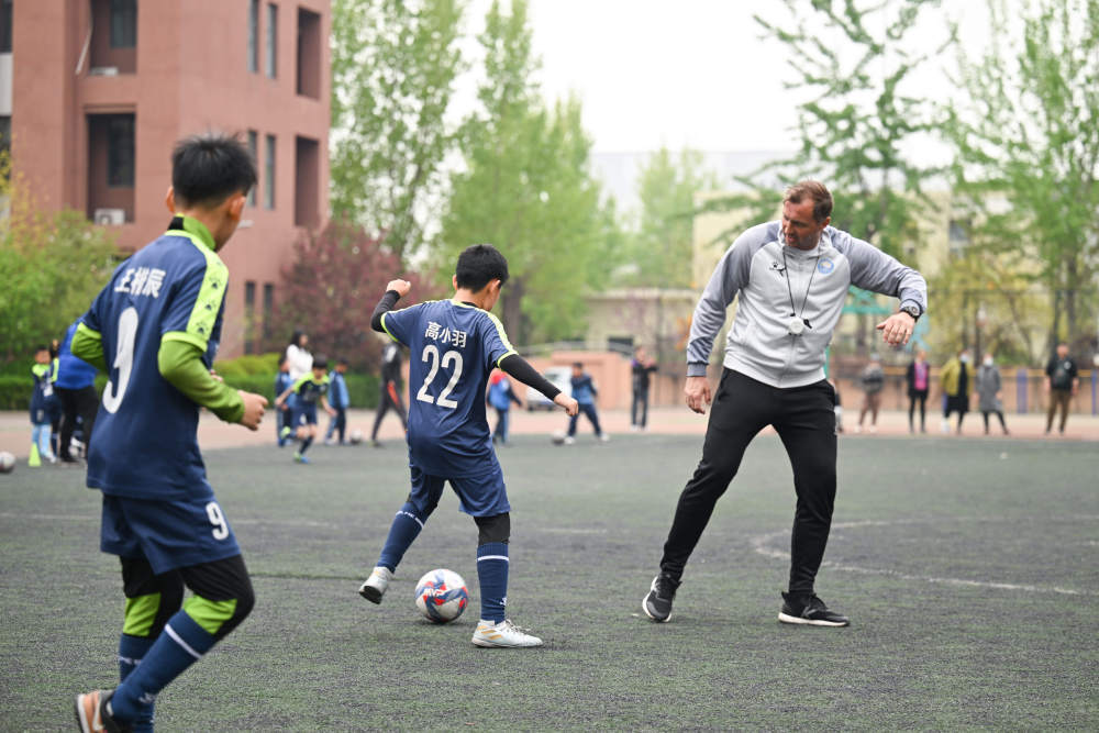 校园选拔 梯队训练——足球“洋教练”基层寻才助青训