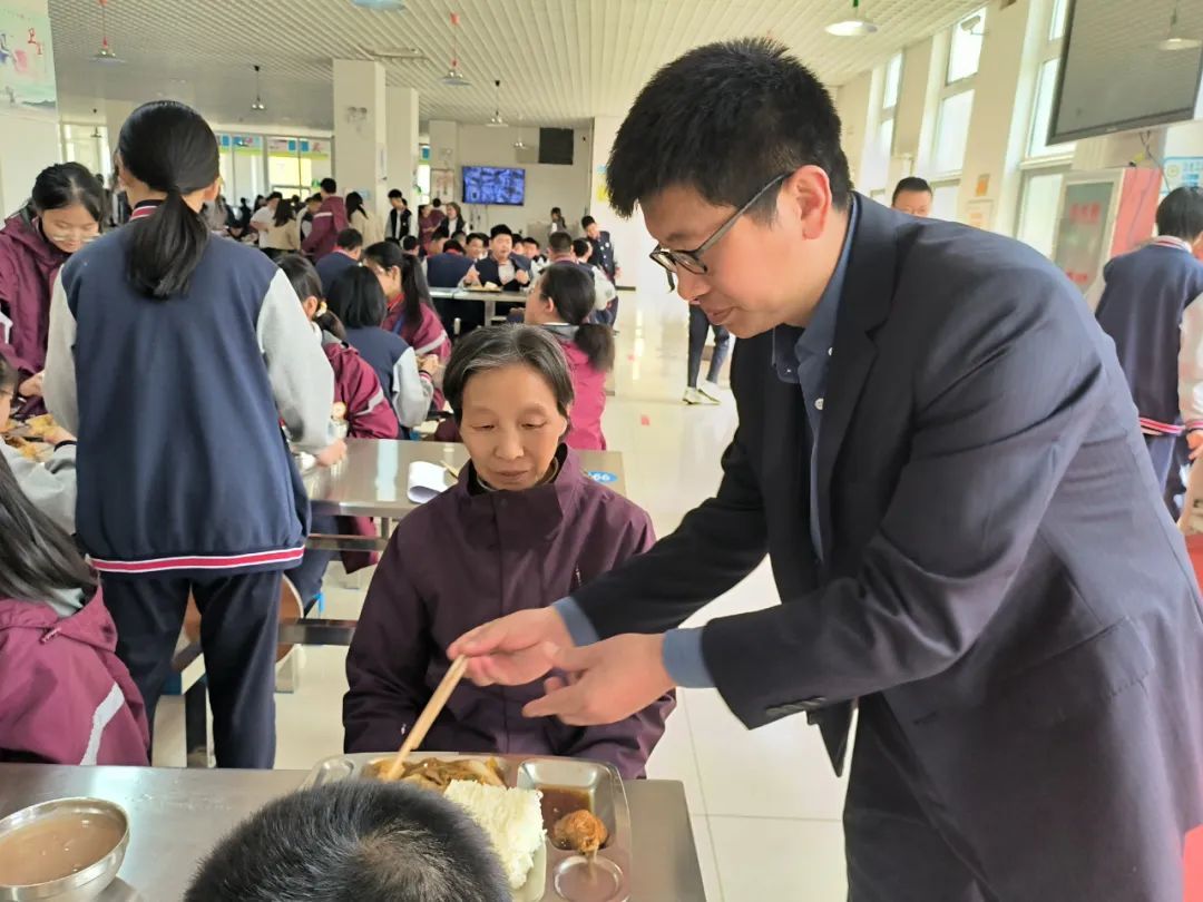 中学老师带“失智母亲”去课堂，网友：身教胜于言传！