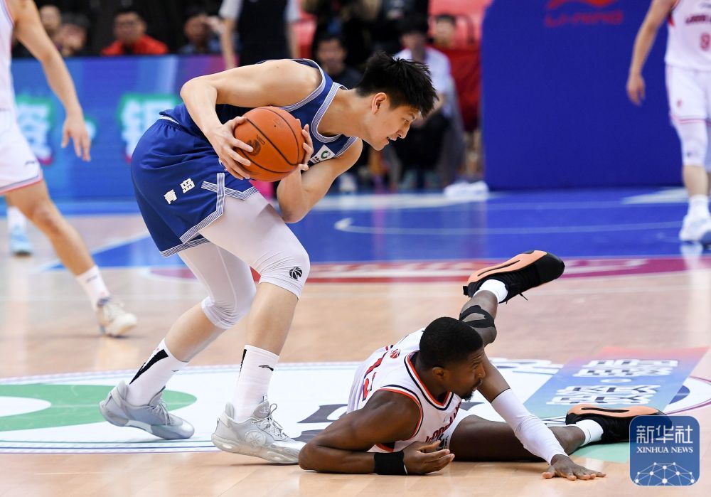 篮球丨CBA季后赛：广州龙狮胜青岛国信水产