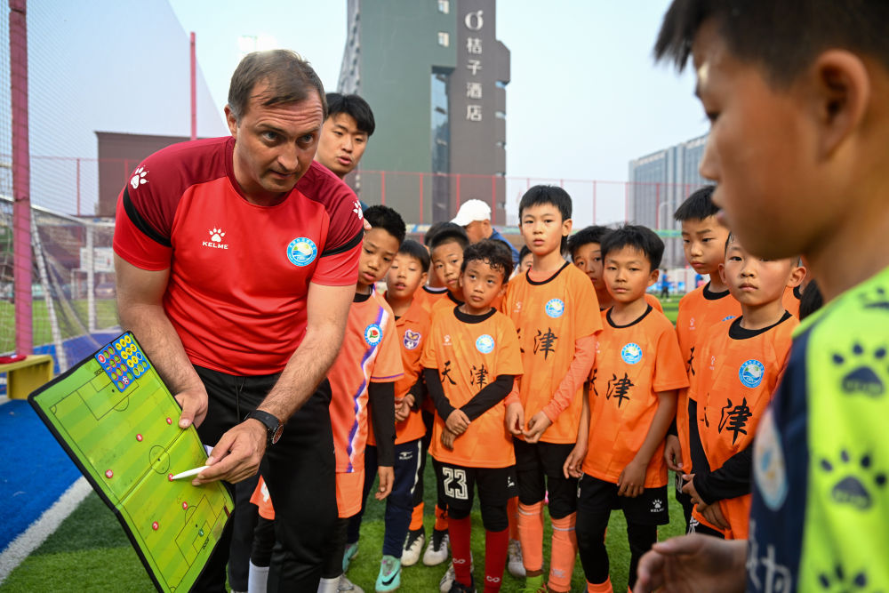 校园选拔 梯队训练——足球“洋教练”基层寻才助青训