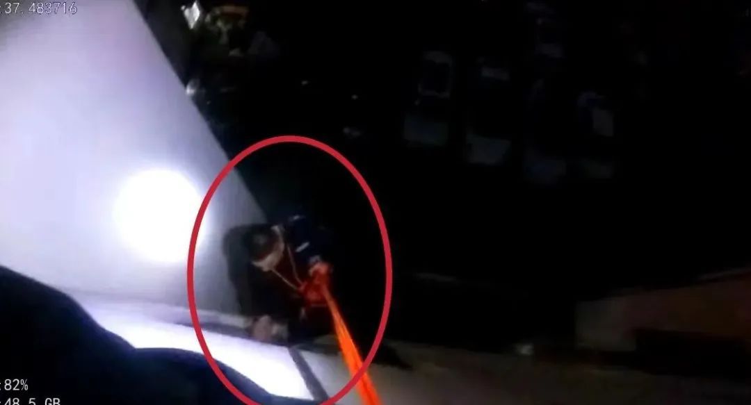 危急时刻!他“从天而降” 危急时刻!他“从天而降”