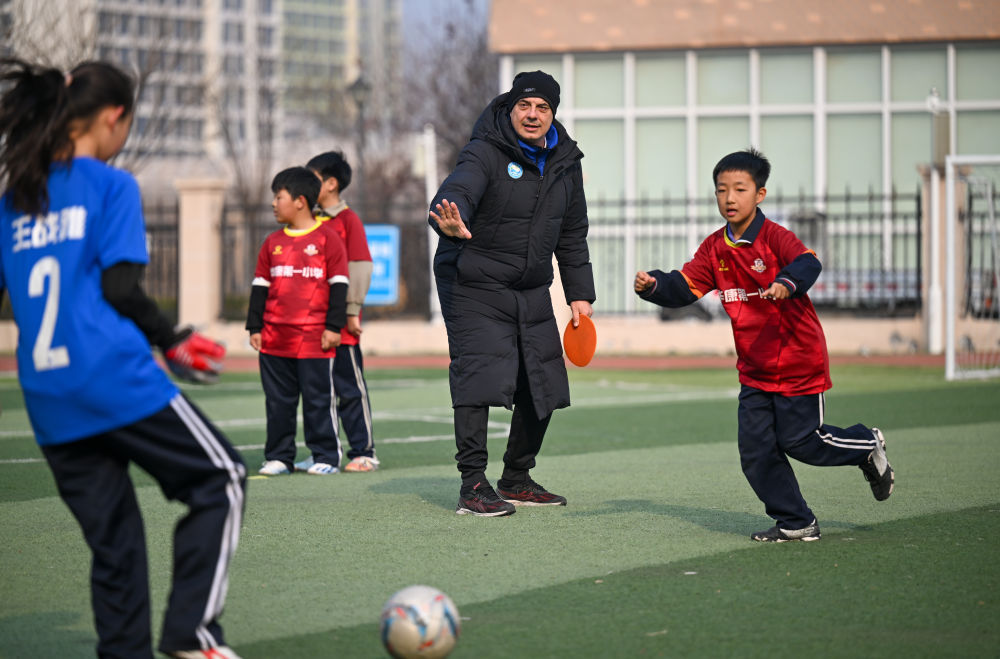 校园选拔 梯队训练——足球“洋教练”基层寻才助青训
