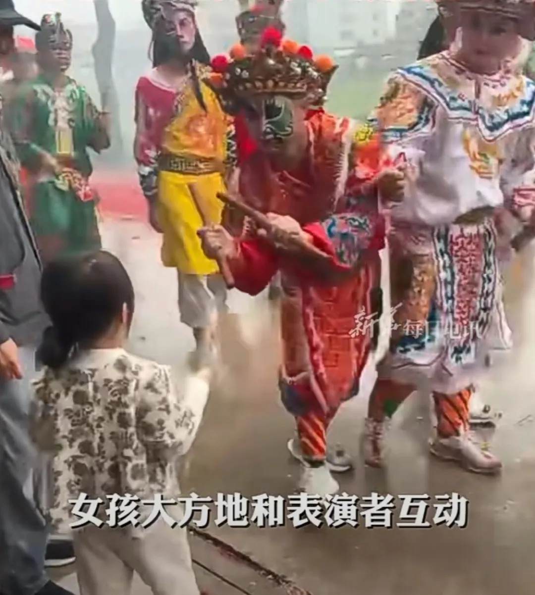 又猛又萌！和英歌队对跳“战舞”的5岁女娃是她！