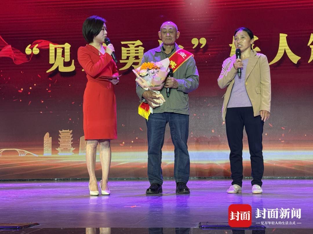 邻居深夜遇刺喊“救命”!四川宜宾七旬老人空手夺刀救下一家三口 邻居深夜遇刺喊“救命”!四川宜宾七旬老人空手夺刀救下一家三口