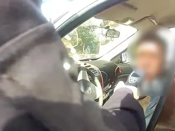 事发上海街头！一男子驾车逆行，被民警拦阻后竟然……