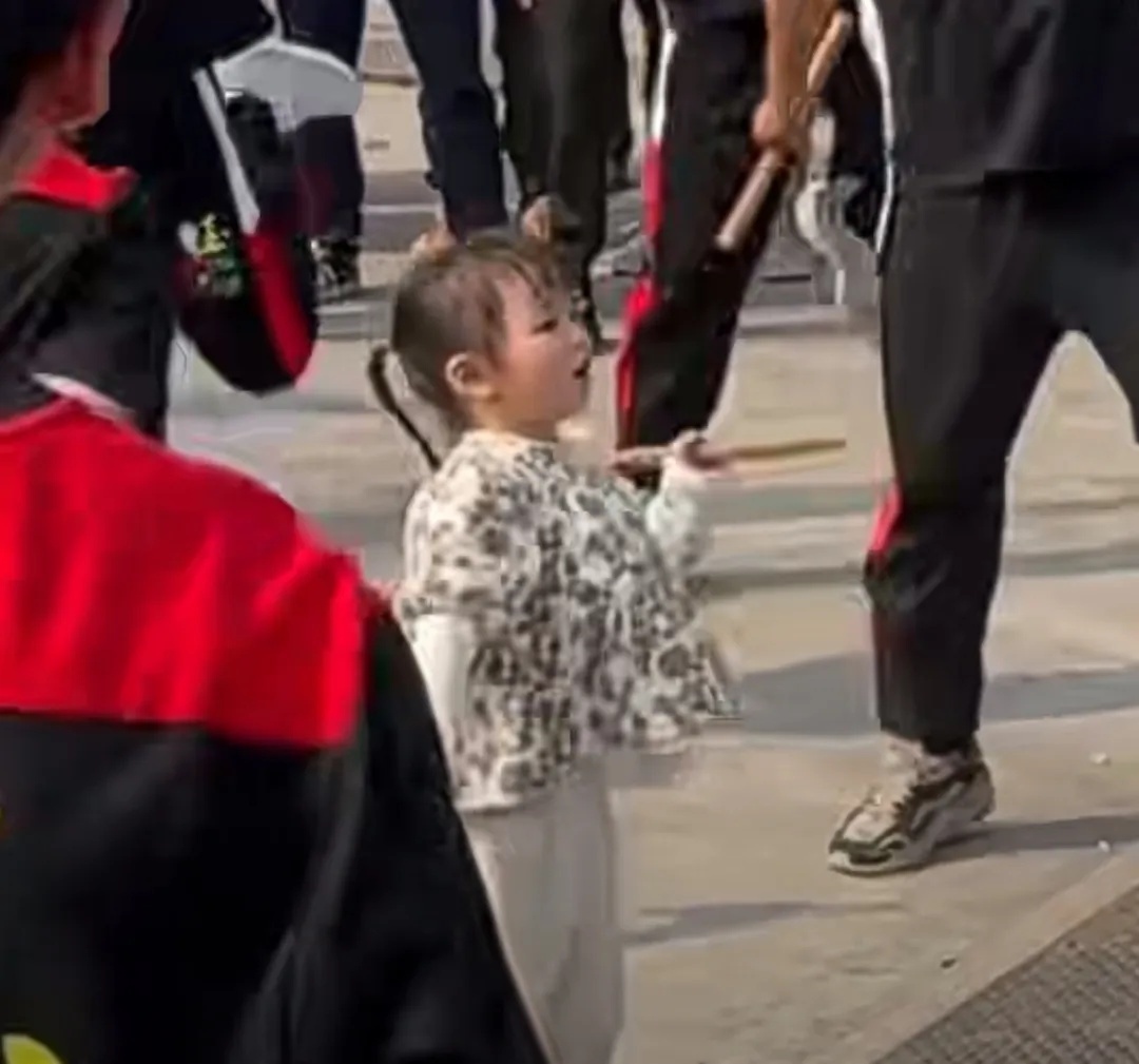 又猛又萌！和英歌队对跳“战舞”的5岁女娃是她！