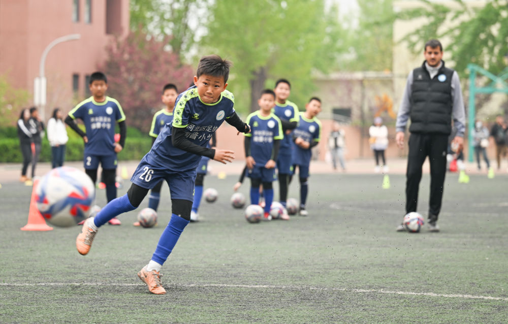 校园选拔 梯队训练——足球“洋教练”基层寻才助青训