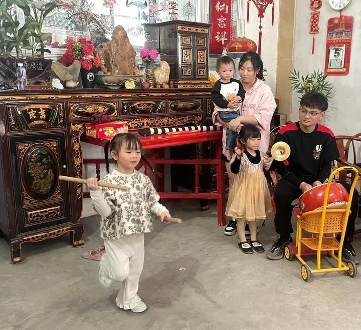 又猛又萌！和英歌队对跳“战舞”的5岁女娃是她！