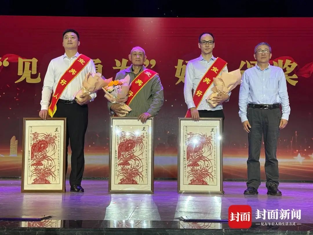 邻居深夜遇刺喊“救命”!四川宜宾七旬老人空手夺刀救下一家三口 邻居深夜遇刺喊“救命”!四川宜宾七旬老人空手夺刀救下一家三口