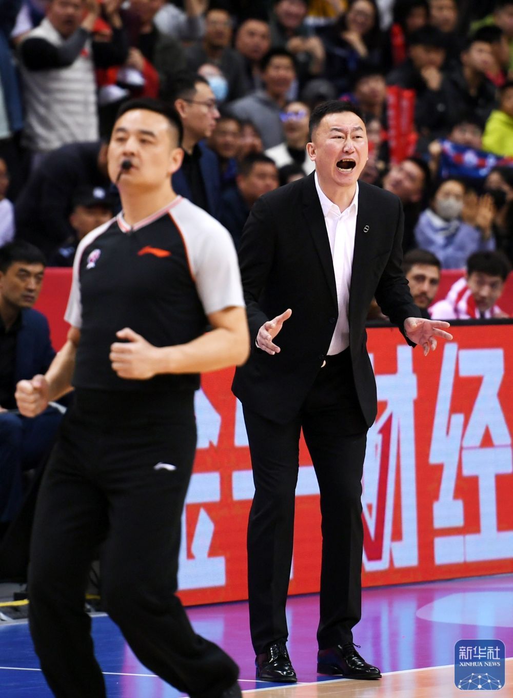 篮球丨CBA季后赛：广州龙狮胜青岛国信水产