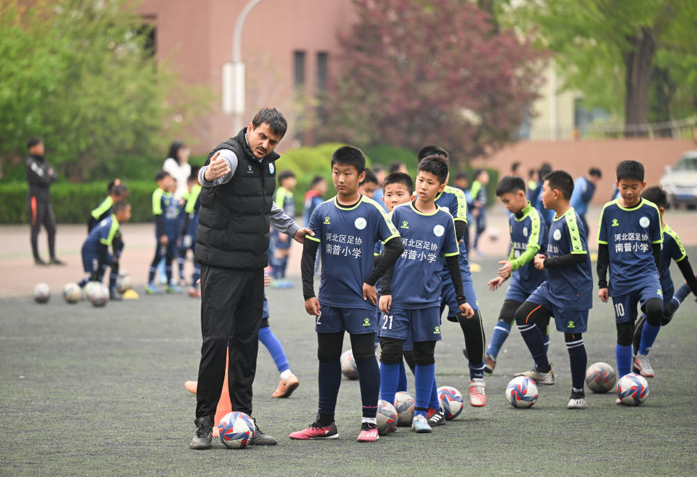 校园选拔 梯队训练——足球“洋教练”基层寻才助青训