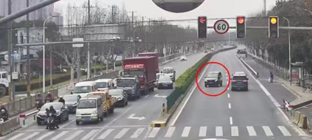 事发上海街头！一男子驾车逆行，被民警拦阻后竟然……