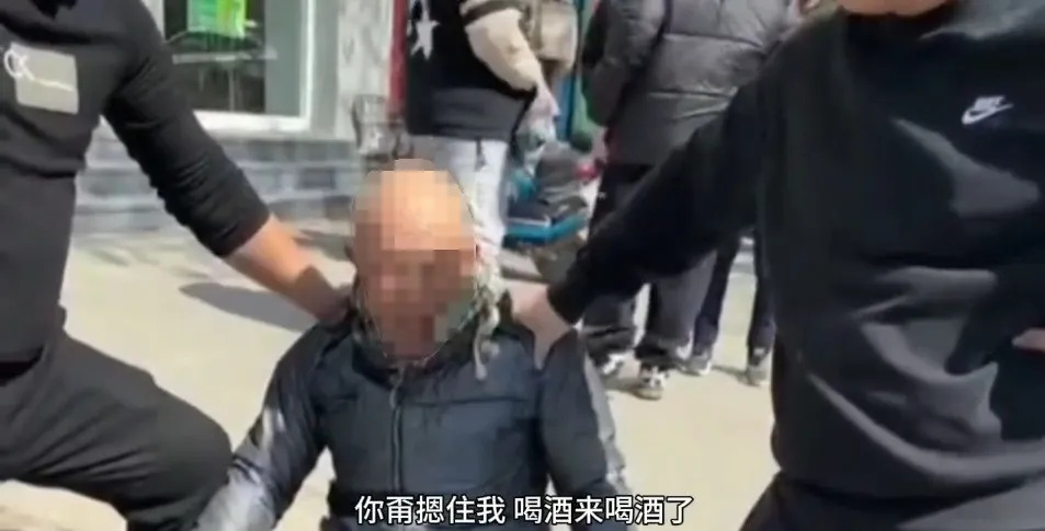 男子戴“花头巾” 混进女厕，被抓现形后称：喝酒了