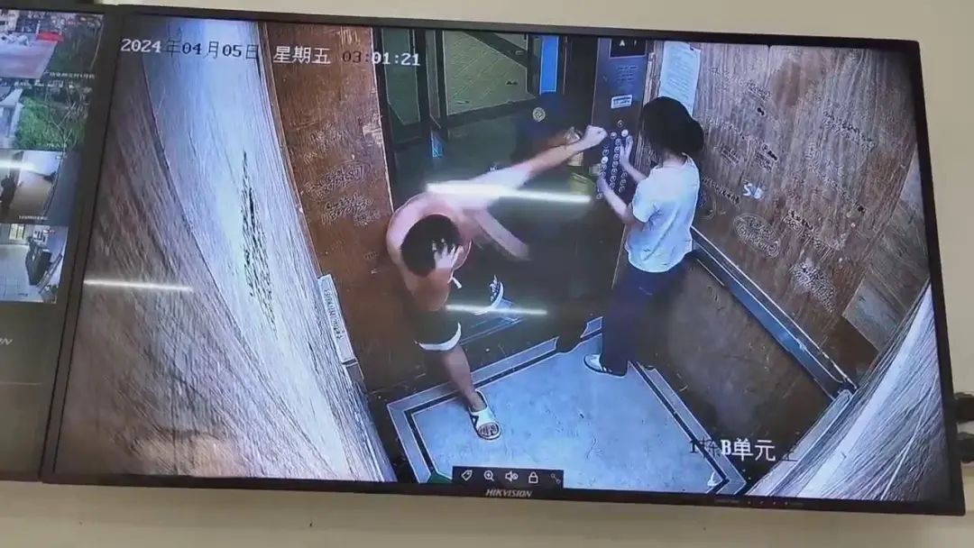 赤膊男子殴打女友，保安上前阻止一顿猛揍！网友：算防卫过当吗？