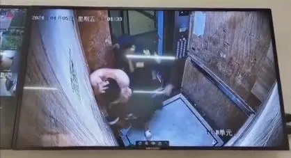 赤膊男电梯内殴打女子被保安暴揍,警方通报 赤膊男电梯内殴打女子被保安暴揍,警方通报