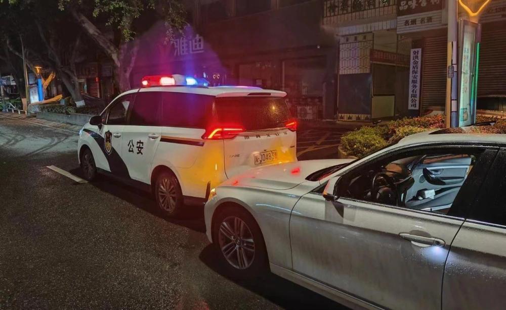 惊险！司机开车睡着“自动驾驶” 所长机智截停