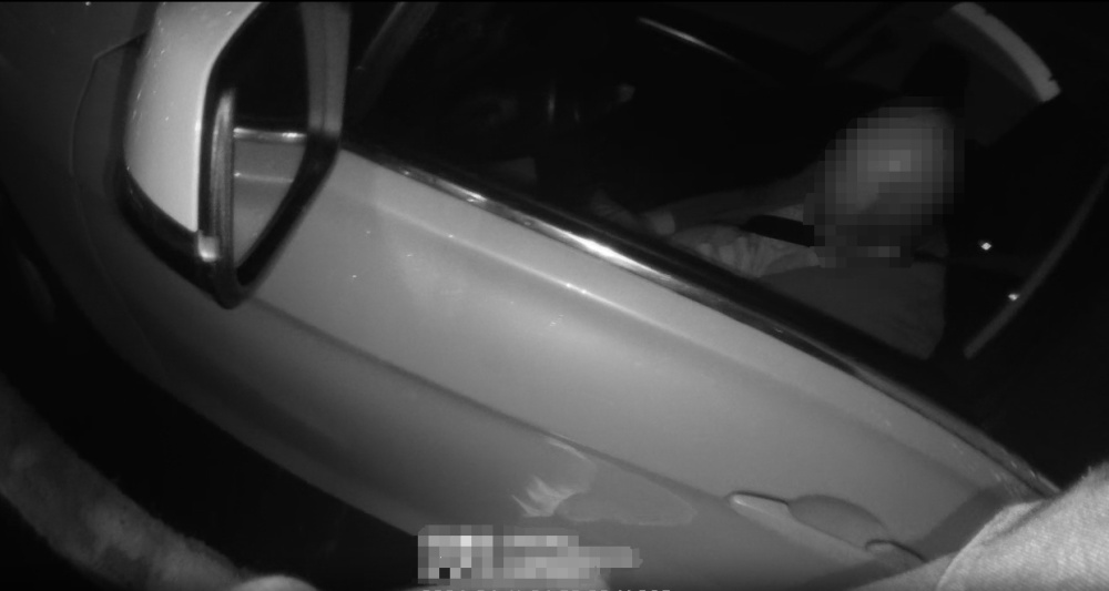 惊险！司机开车睡着“自动驾驶” 所长机智截停