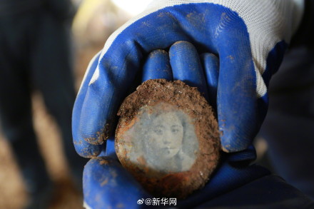 动人一幕!直到生命最后一刻他仍紧握她的照片 动人一幕!直到生命最后一刻他仍紧握她的照片