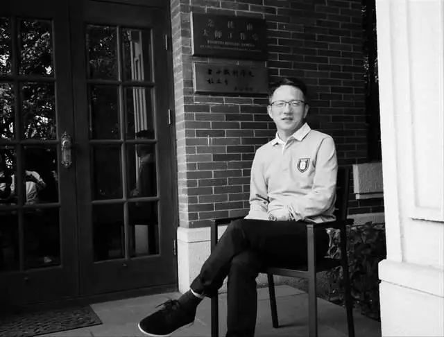 痛心！车祸当天本该领奖，高校通报“院长校内离世”