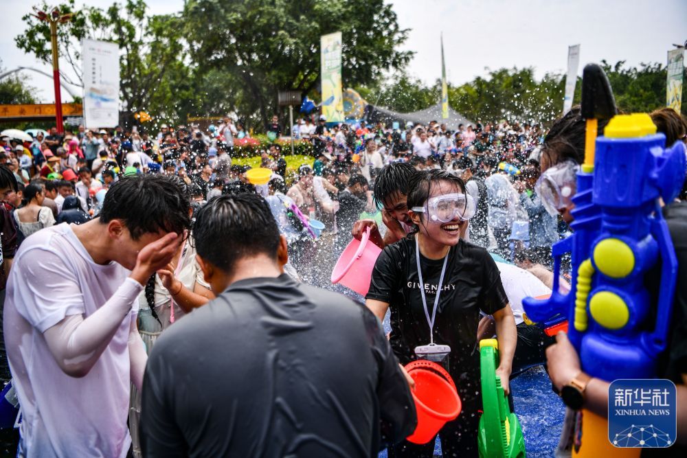 新华全媒＋｜云南德宏泼水狂欢节开幕