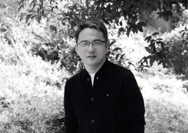 痛心！车祸当天本该领奖，高校通报“院长校内离世”