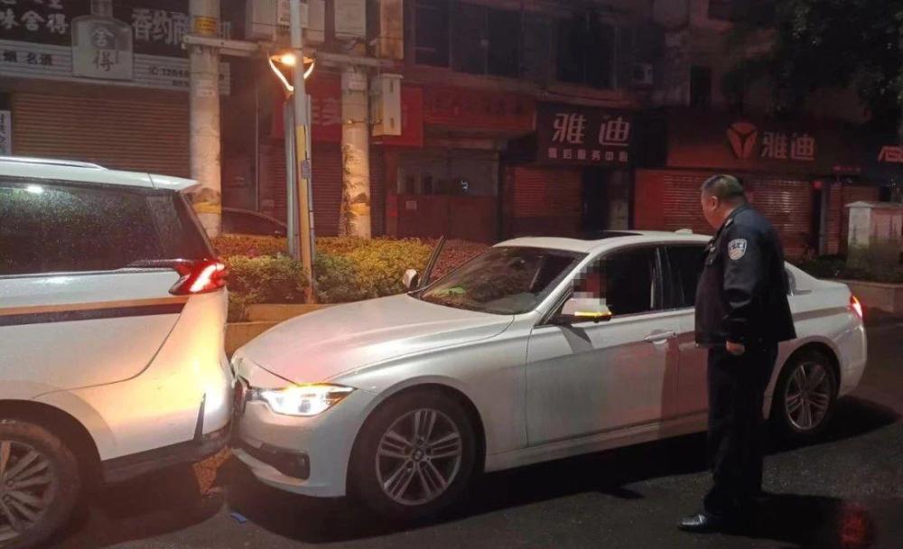 惊险！司机开车睡着“自动驾驶” 所长机智截停