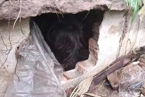 大爷上山晨练,发现坟里躺了个活人! 大爷上山晨练,发现坟里躺了个活人!