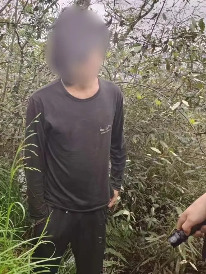 大爷上山晨练,发现坟里躺了个活人! 大爷上山晨练,发现坟里躺了个活人!