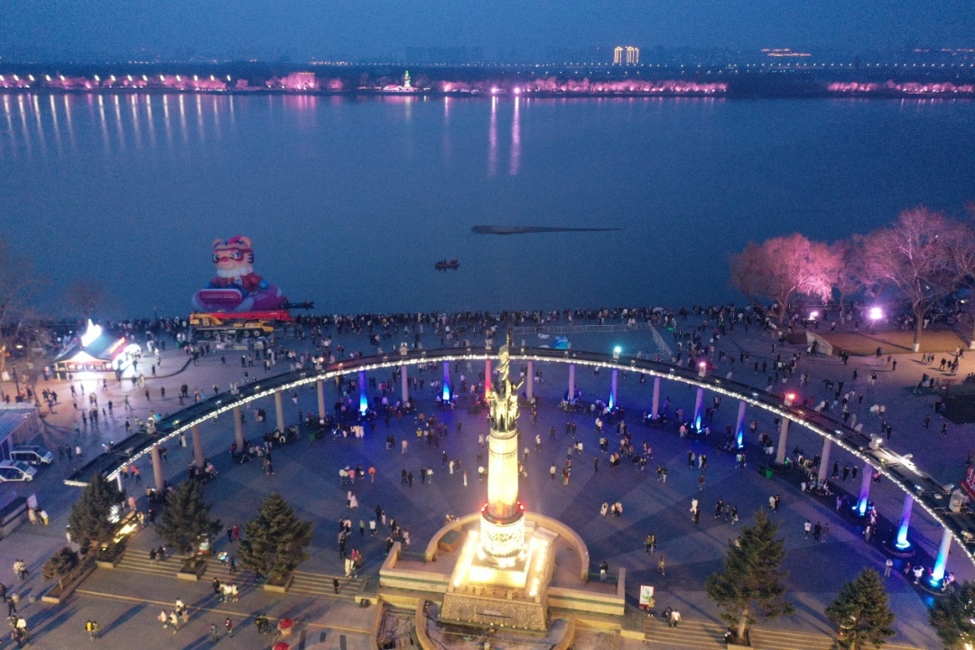 松花江畔惊现巨型亚冬会吉祥物 市民游客纷纷打卡拍照