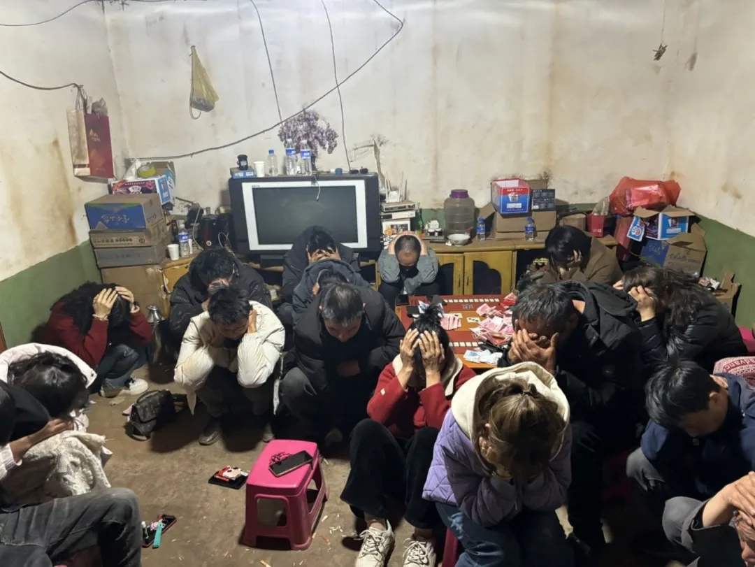 昆明警方打掉7个流动赌场,其中一个竟然在猪圈里..... 昆明警方打掉7个流动赌场,其中一个竟然在猪圈里.....