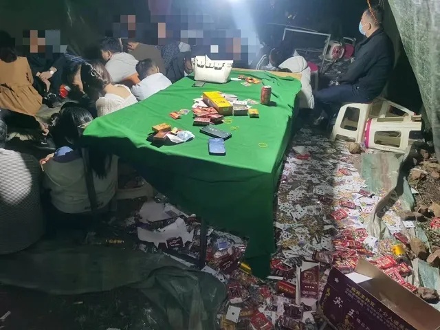昆明警方打掉7个流动赌场,其中一个竟然在猪圈里..... 昆明警方打掉7个流动赌场,其中一个竟然在猪圈里.....