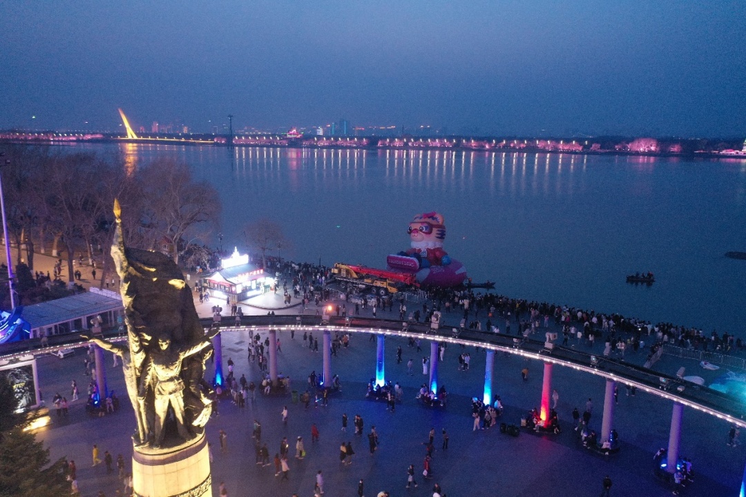 松花江畔惊现巨型亚冬会吉祥物 市民游客纷纷打卡拍照