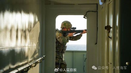 现场画面!第46批护航编队特战队员武力营救操演 现场画面!第46批护航编队特战队员武力营救操演