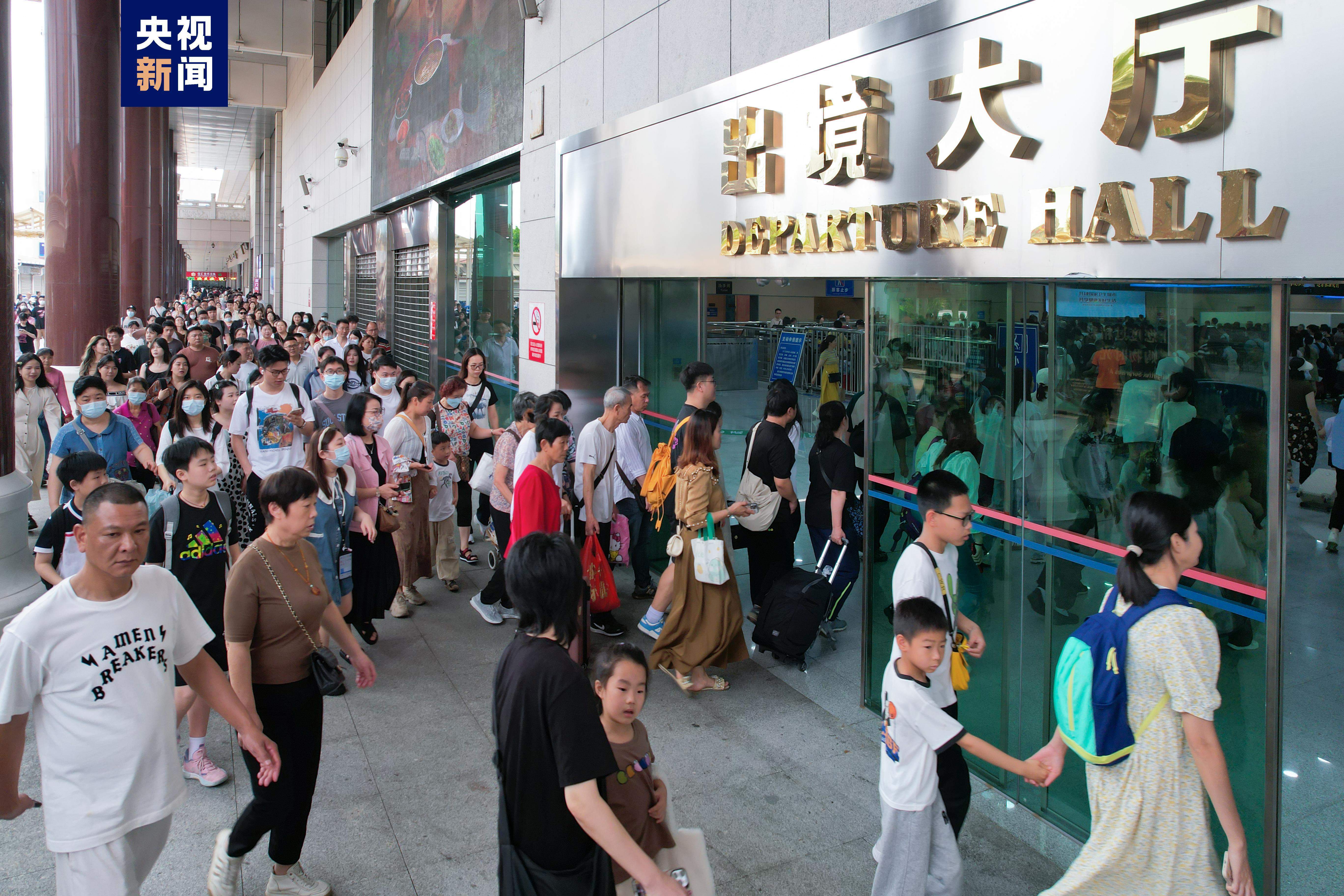 拱北口岸单日客流量达35.8万人次 创近4年新高 拱北口岸单日客流量达35.8万人次 创近4年新高