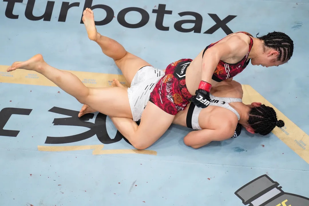 刚刚，她又赢了！