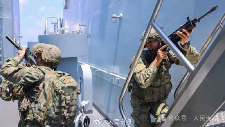 现场画面!第46批护航编队特战队员武力营救操演 现场画面!第46批护航编队特战队员武力营救操演