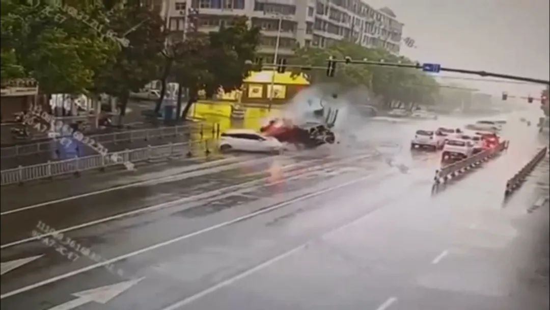 江西发生4车相撞事故:1人当场死亡,肇事司机已被控制 江西发生4车相撞事故:1人当场死亡,肇事司机已被控制