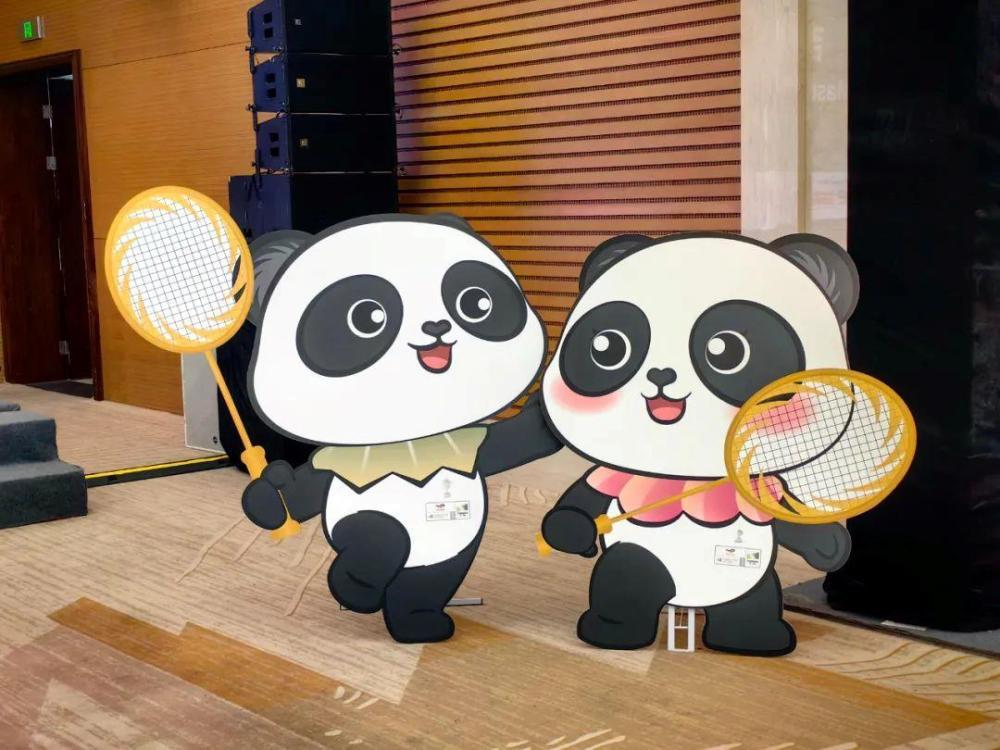 成都2024汤尤杯吉祥物“熊嘟嘟”“羽蓉蓉”亮相 成都2024汤尤杯吉祥物“熊嘟嘟”“羽蓉蓉”亮相