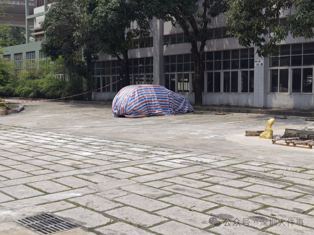 吊车突然翻倒,6辆小汽车被砸!